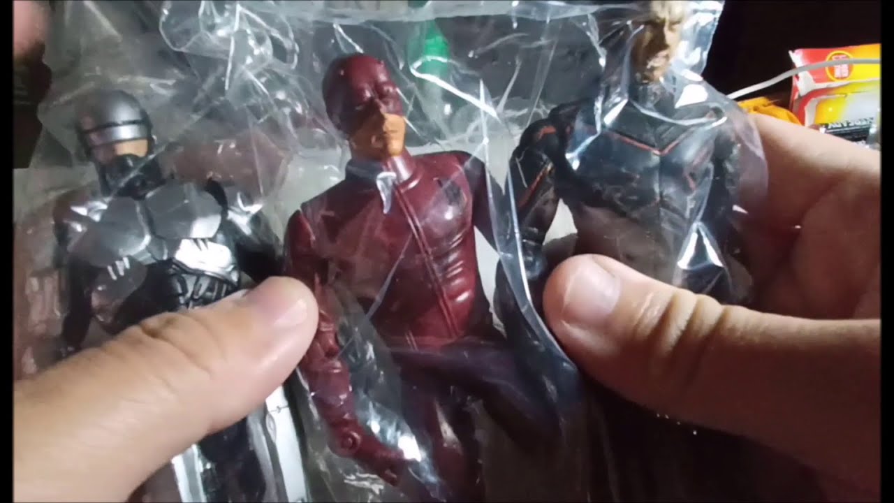 UNBOXING Loose Wolverine (Hugh Jackman), Daredevil (Ben Affleck) and Robocop (Joel Kinnaman)