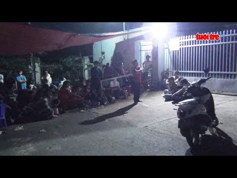 Video Cố thủ xuyên đêm trước trường chờ nộp đơn học lớp 1... - YouTube