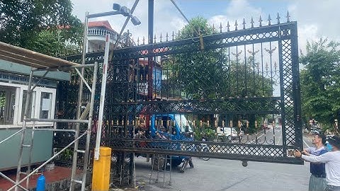 Cổng trượt nặng cả TẤN nhưng đẩy tay vẫn rất NHẸ nhờ cơ cấu bánh xe và ray dẫn dẫn hướng