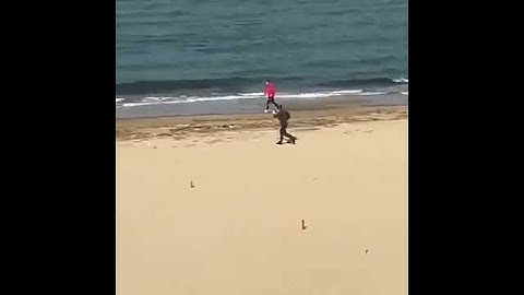 Coronavirus, runner beccato in spiaggia si dà alla fuga: seminato carabiniere