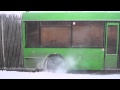 Автобус буксует из последних сил в непогоду)