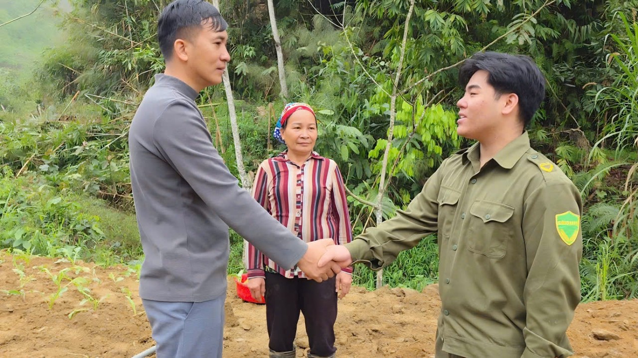 Коллега пришел сообщить Хангу неожиданную новость, и его мать была вне себя от радости.