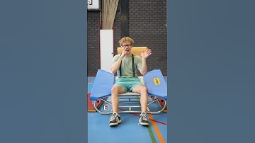 Nerds tijdens gym 🤓🏸 Wat is jouw favoriete schoolvak? 👨‍🏫