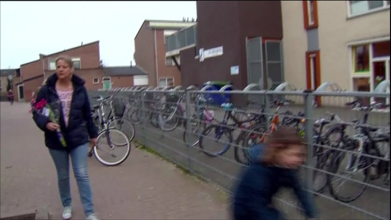 Ouders met bloemen naar basisschool De Arenberg in Zevenbergen voor Melda Çelik (9) uit Etten-Leur