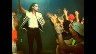 Emergency House - Dübörög a ház