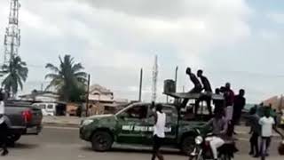 Aba protesters pursues Army and takes over their Hilux and escort
