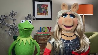 Miss Piggy and Kermit the Frog Lead Some Vocal Warm-Ups - The Disney Holiday Singalong
