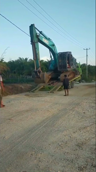 cara menurunkan alat berat dari truck tronton  #fyp #lintassulawesi #viral #fypシ