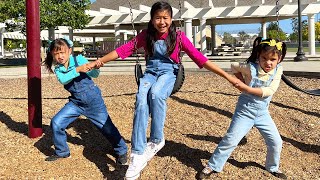 Jannie y Sus Amigos Juegan en El Parque Infantil | Los Niños Aprenden a Compartir y Jugar Juntos