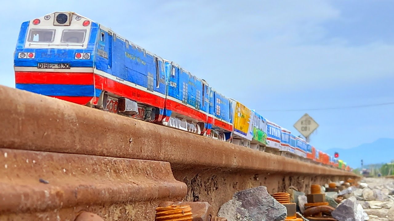 The longest toy train! Kỉ lục đoàn tàu hỏa mô hình dài tận 52 toa so ...