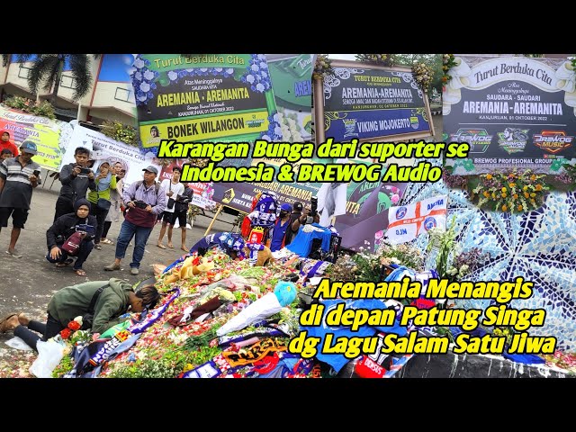 Memilukan, Aremania nyanyikan Salam Satu Jiwa sambil menangis di depan patung singa class=