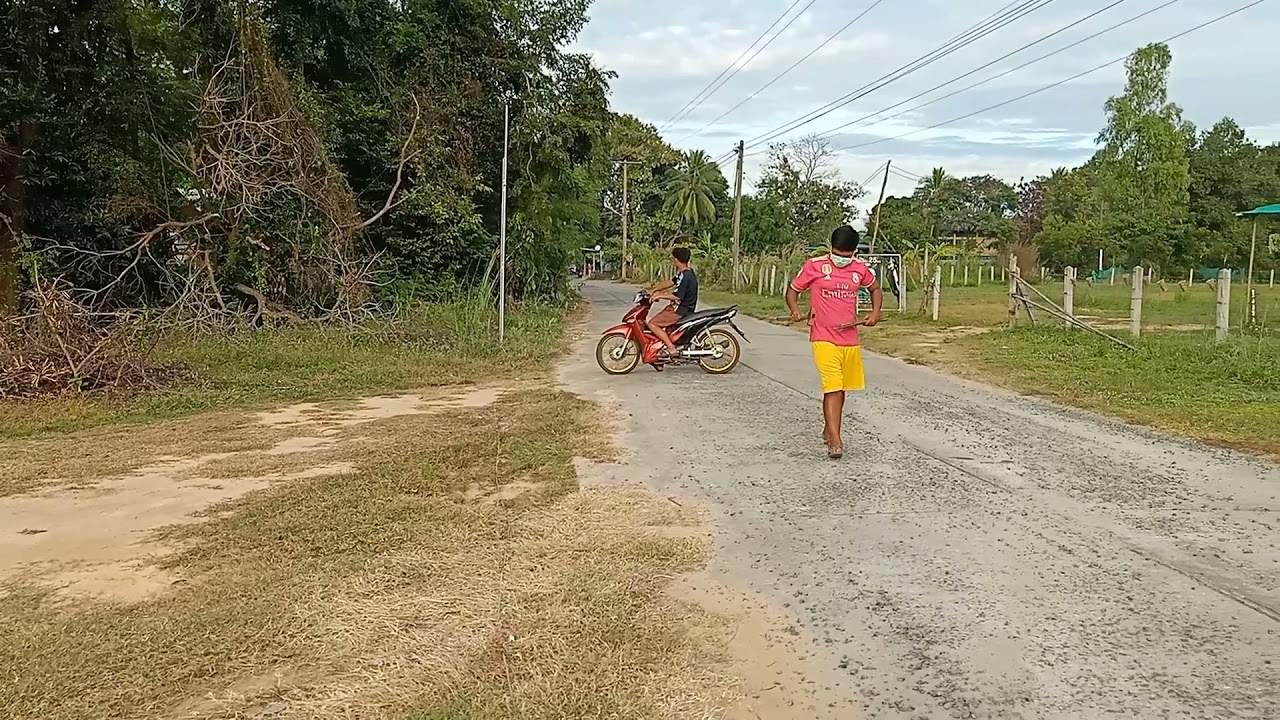 ติดไฟเตรียมงานลอยกระทงข้างพระธาตุหนุนดวงวัดบ้านนาโนน