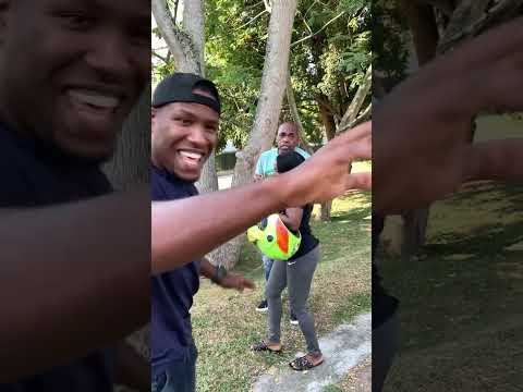Se pone celoso y mira cómo reacciona 😟