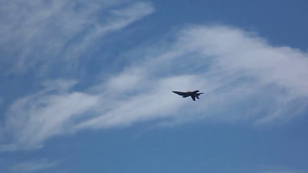 F/A-18 Inverted Flyby - YouTube