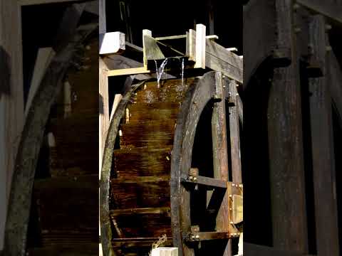 old waterwheel is working.shorts/старое водяное колесо.работает