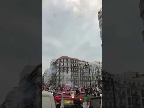 خروج الجماهير الجزائرية في العاصمة بعد التأهل إلى الدور 32 من كأس العالم