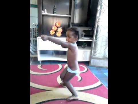 Menina de 2 anos dançando a dança do canguru - YouTube