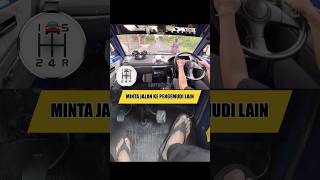 Minta jalan saat mengemudi