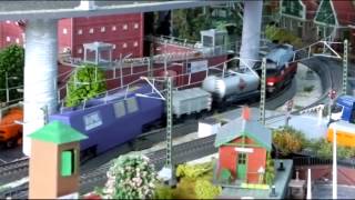 Faller gevangenis 999 en Marklin 74920 overweg  [Matje Marklin]