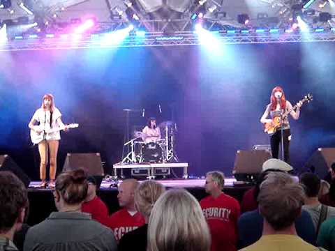 Vivian Girls (live @ Way Out West festival 2009)