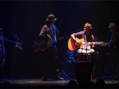 Martin Bossi como Sabina cantando con DIEGO TORRES