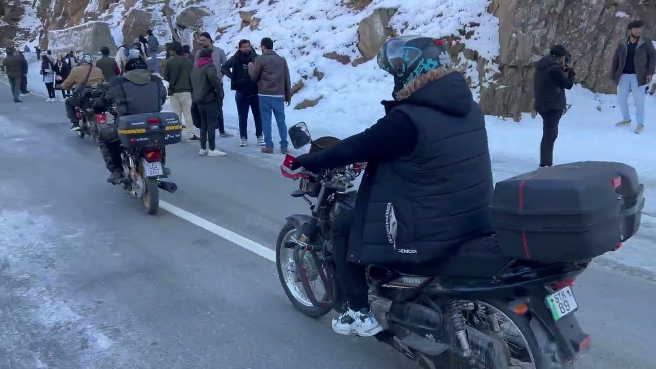 Naran Snowfall ❄️ Biker Group Slip on Snow | Heavy Tourists Rush | Winter Road Conditions