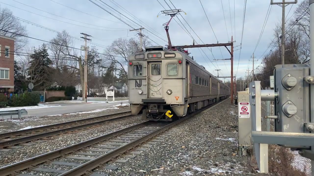NJ Transit Arrow III 1306 Meets Train 6624 with Horn at No Horn Zone Railroad Crossing - 1/21/22