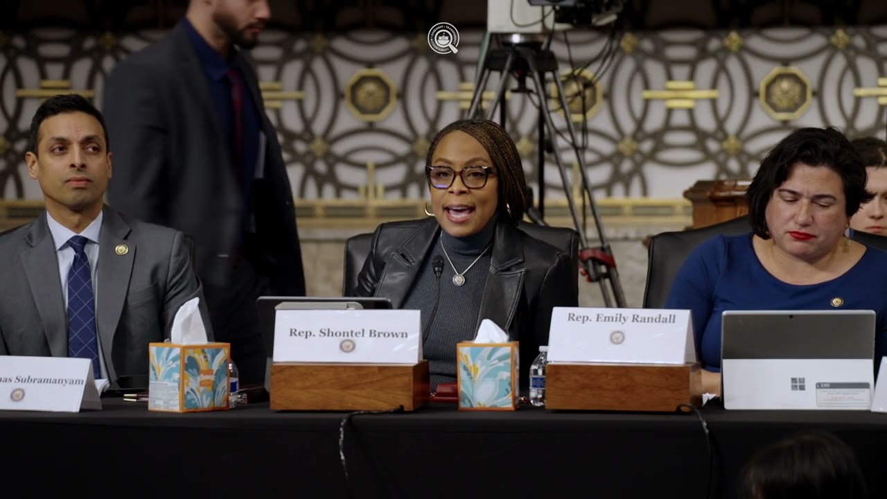 Член палаты представителей Шонтел Браун (от 11-го округа штата Огайо) выступает на слушаниях: Изу...