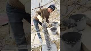 o pedreiro que está fazendo um pilar de massa de cimento sem usar tábuas