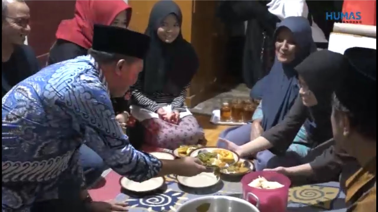 Makan Malam bersama keluarga Prasejahtera - YouTube