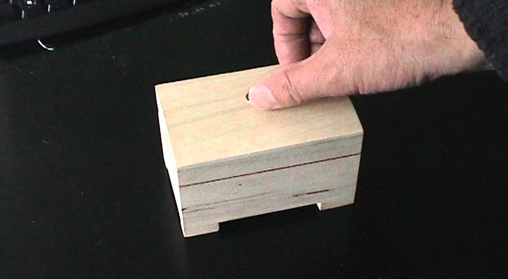 Box „Leave Me Alone“ – Elektronische Spaß-Box Aus Acryl, 8,7x7x5 Cm, Benötigt 2 AAA-Batterien