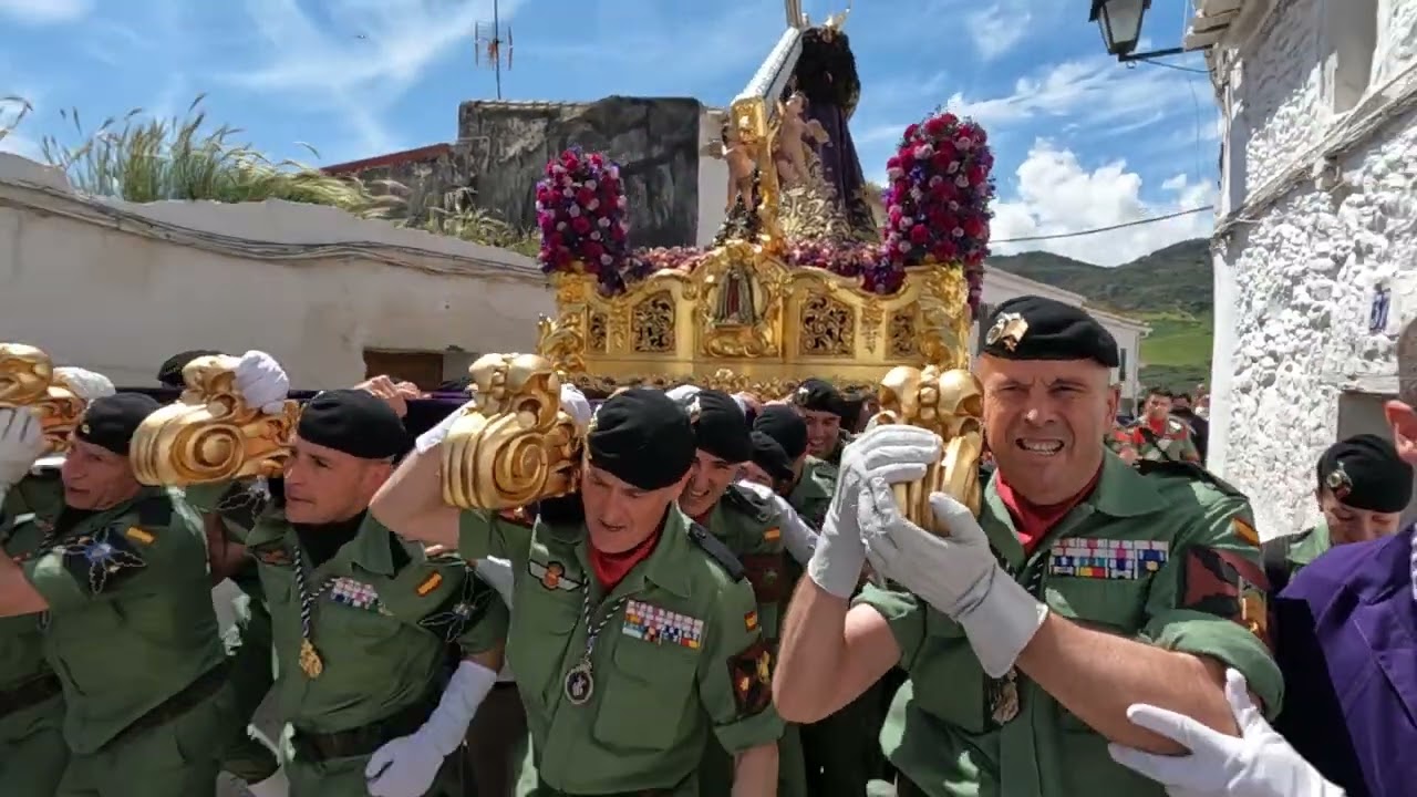La Despedía de Álora 2025 [7]: Subida  del Señor de las Torres portado por los soldados de la BRIPAC