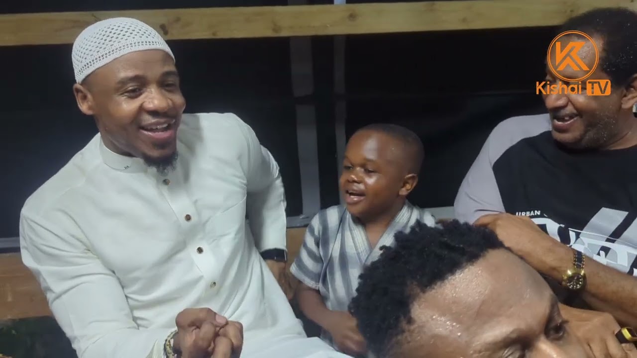 ALI KIBA NI MTU WA WATU SANA, ONA ALIVYOJICHAMGANYA NA WATU KWENYE BANDA KISA MVUA