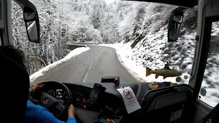 Perjalanan bus awal ke gunung bersalju di Pegunungan Alpen