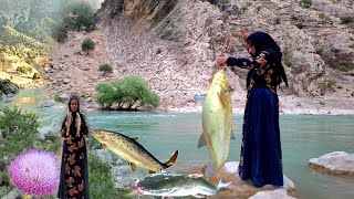 🔥 The hard life of Zagros nomads | Catching fresh fish for survival 😱🎣