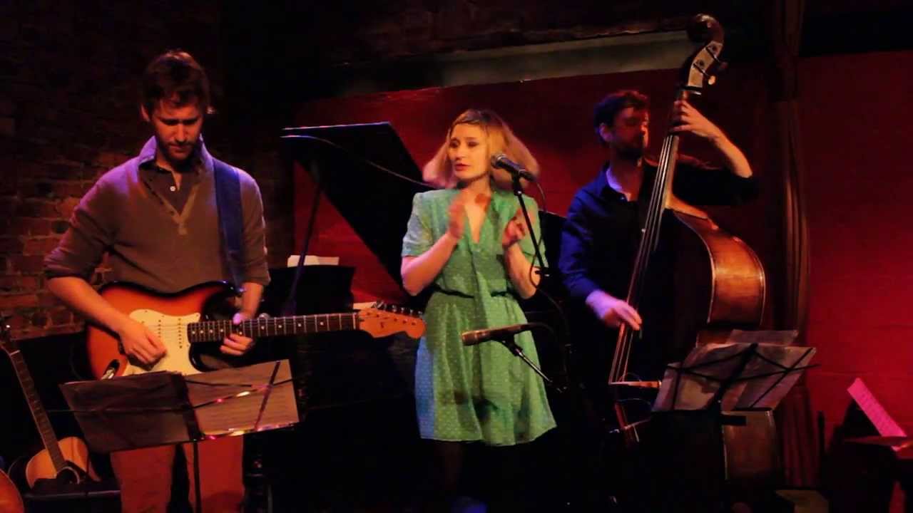 Maria Neckam: Obsessed (Live at Rockwood Music Hall) auf YouTube ansehen Maria Neckam: Obsessed (Live at Rockwood Music Hall) auf YouTube ansehen