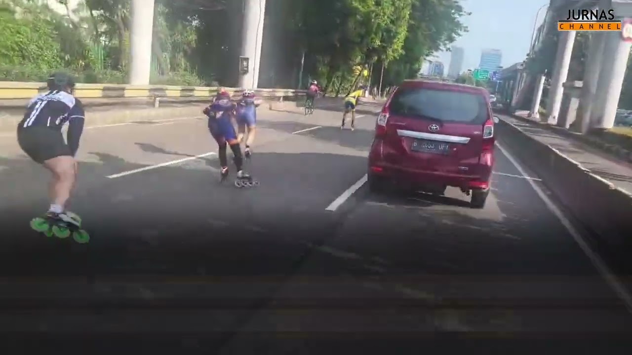VIRAL!! Rombongan Sepatu Roda Penuhi Bagian Tengah Jalan Gatsu Jakarta