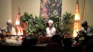 Snatam Kaur sings Kirtan Sohila at Sacred Chant Retreat 2011 Snatam Kaur sings Kirtan Sohila at Sacred Chant Retreat 2011