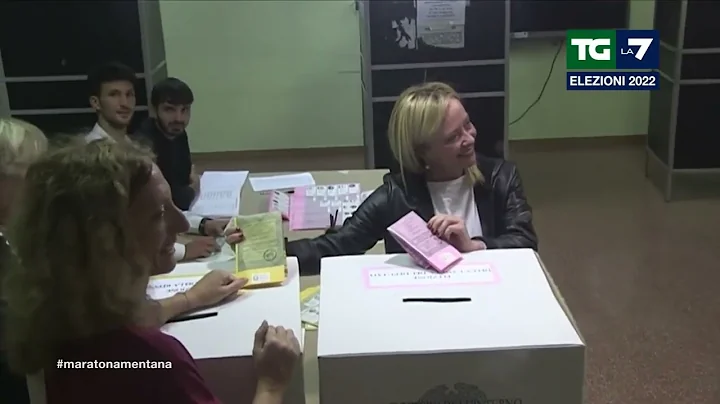 Giorgia Meloni durante il voto nel suo seggio di R...