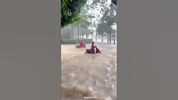 CẬN CẢNH TRỜI MƯA LỚN NGẬP ĐƯỜNG PHỐ