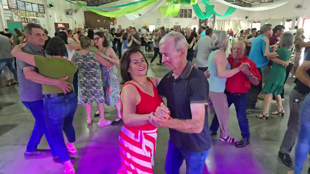 Muita dança no Clube do Vovô e da Vovó Viva a Vida aqui em São João Paraná(com marcos e margarida)