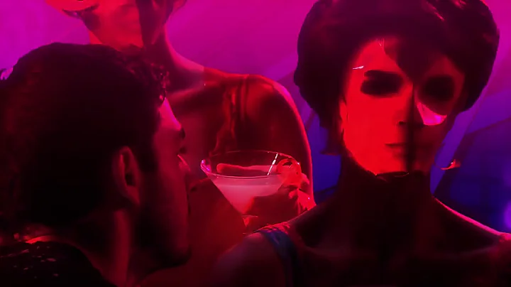 Bag Raiders – Shooting Stars (Official HD Music Video)