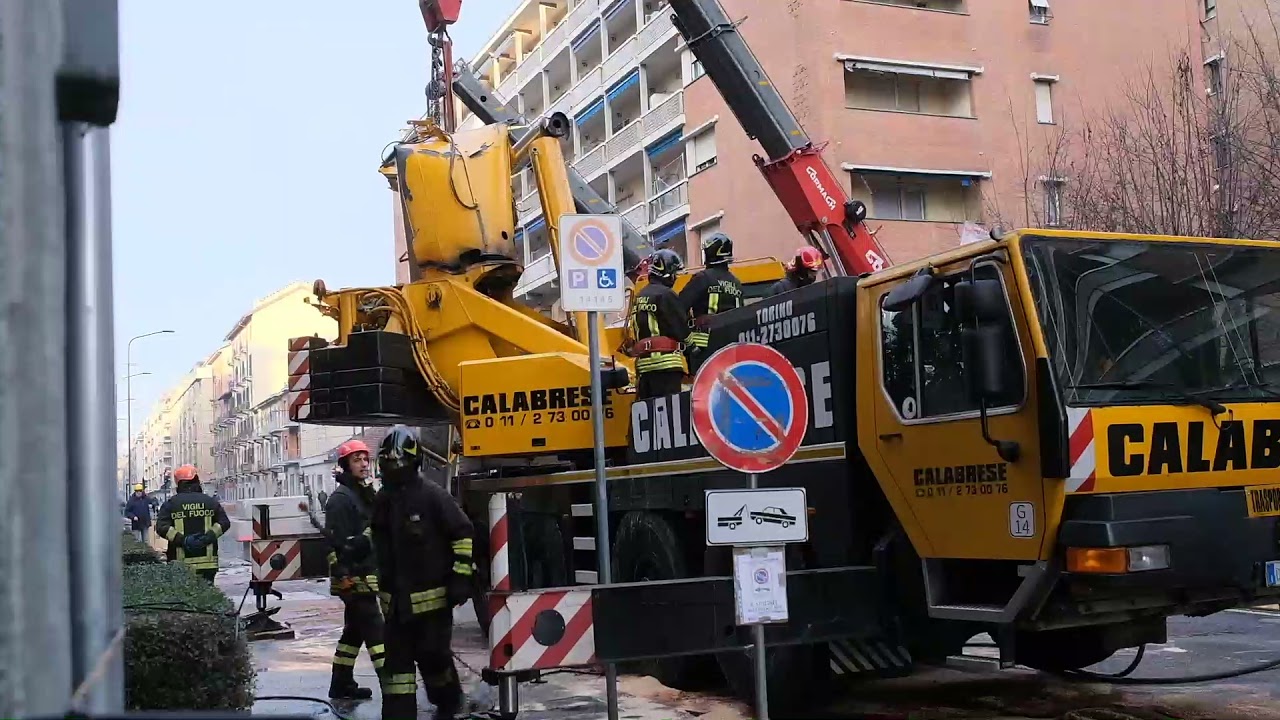 Torino, proseguono le operazioni di rimozione della gru crollata in via Genova