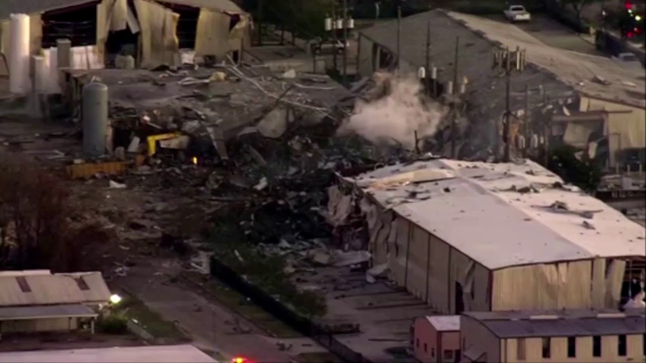 Huge explosion rips through Houston building - YouTube