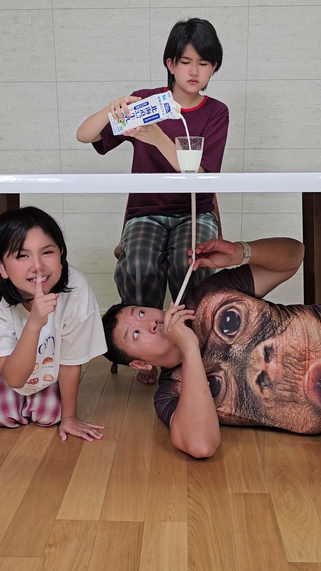 牛乳ドッキリ??milk prank?#ひまわり笑劇場 #himawariちゃんねる #ひまわりチャンネル #まーちゃんおーちゃん #shorts