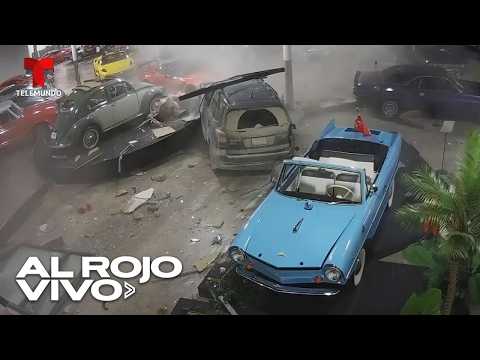 Auto sale volando y se estrella contra una sala llena de carros de colección