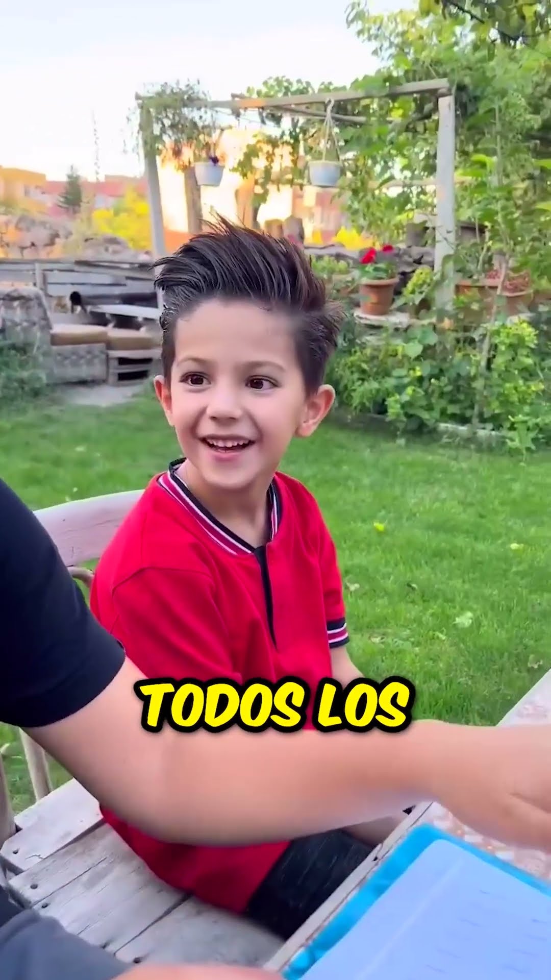 El niño suspende el examen de matemáticas, ¡pero quiere hacer sentir orgulloso a su papá! #shorts