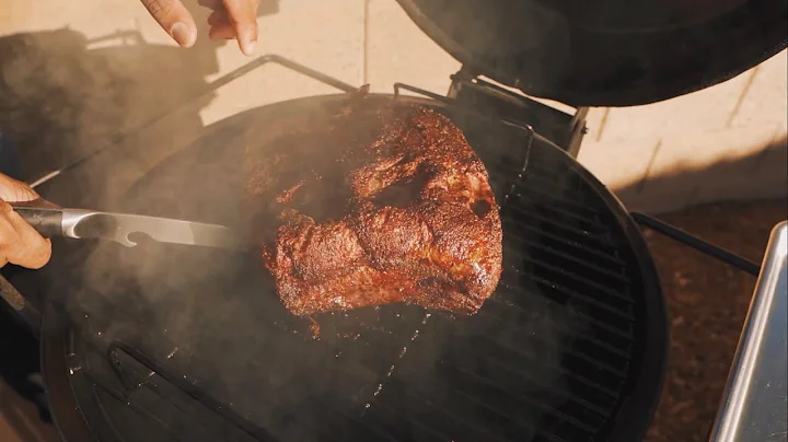 Thịt bò nướng hút khói giòn thơm trên máy nướng Oklahoma Joes Bronco