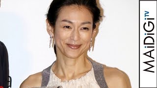鈴木保奈美、ノースリーブロングドレスで美背中チラリ　シャンパンカラーで華やかに