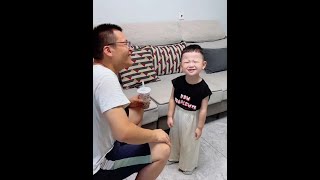 爸爸正在教儿子喊爸爸!不料却被宝宝喊出360度大转弯😂实在太逗了#爸爸带娃 #人类幼崽迷惑行为大赏#人类幼崽小奶音